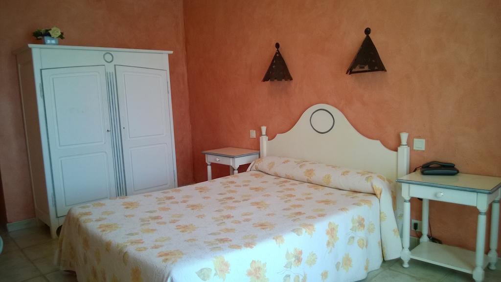 Hotel Les Cavalets Bauduen Quarto foto