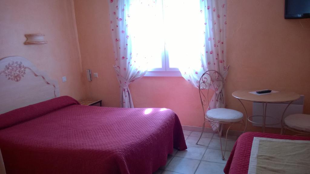 Hotel Les Cavalets Bauduen Quarto foto