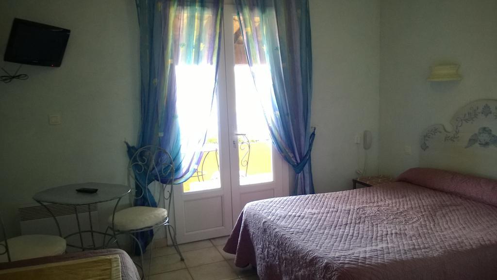 Hotel Les Cavalets Bauduen Quarto foto