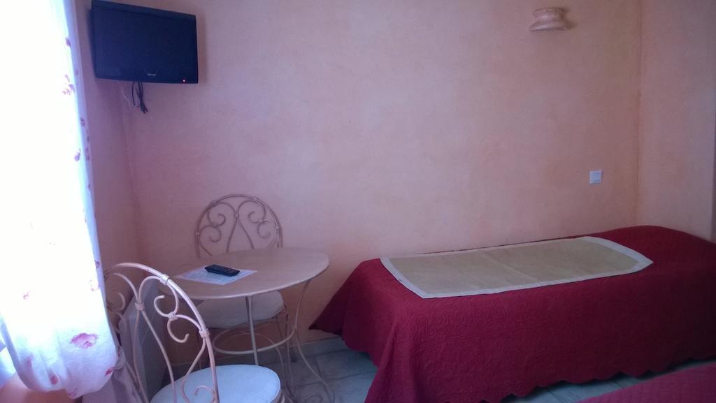 Hotel Les Cavalets Bauduen Quarto foto
